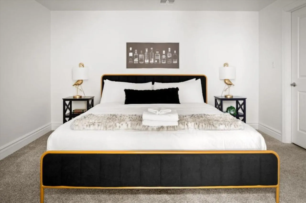 Dom wakacyjny Luxury Mansion, Heated Pool And Spa, Pickleball, Batting Cage, 2 Game Rooms, Speakeasy Scottsdale