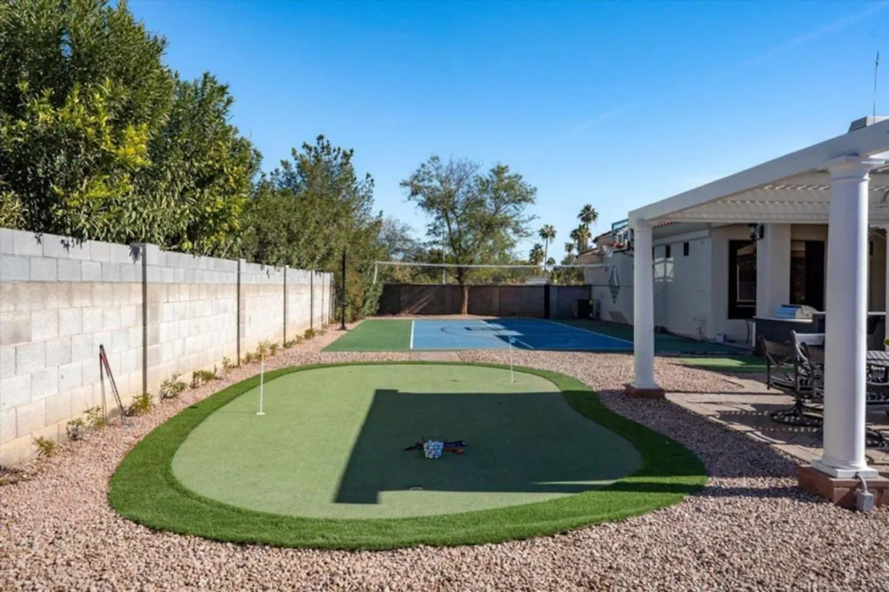 Dom wakacyjny Luxury Mansion, Heated Pool And Spa, Pickleball, Batting Cage, 2 Game Rooms, Speakeasy Scottsdale