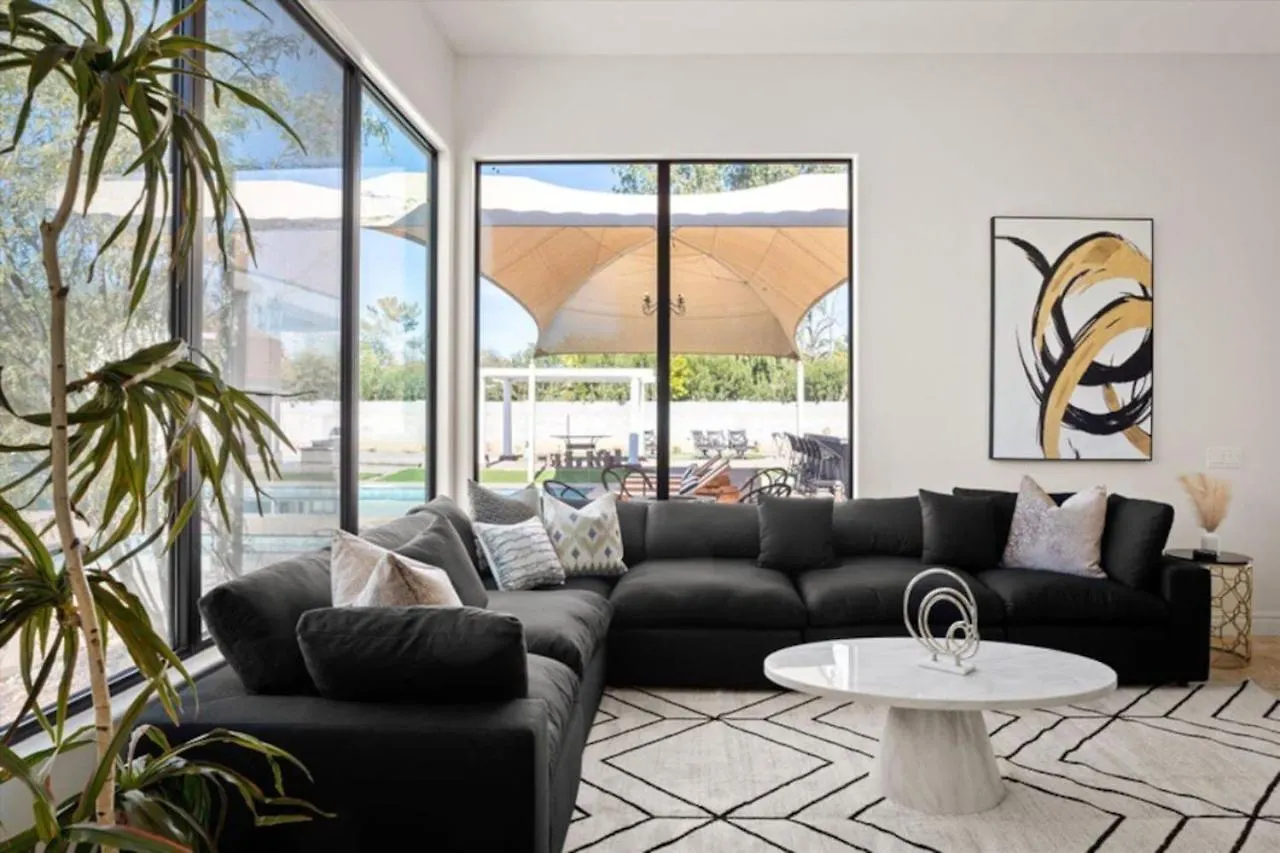 Dom wakacyjny Luxury Mansion, Heated Pool And Spa, Pickleball, Batting Cage, 2 Game Rooms, Speakeasy Scottsdale