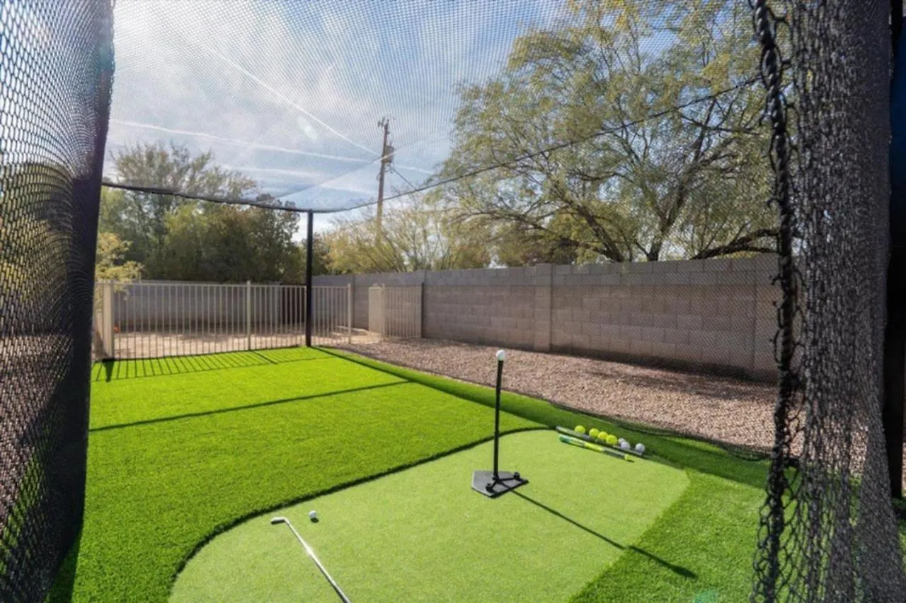 Dom wakacyjny Luxury Mansion, Heated Pool And Spa, Pickleball, Batting Cage, 2 Game Rooms, Speakeasy Scottsdale