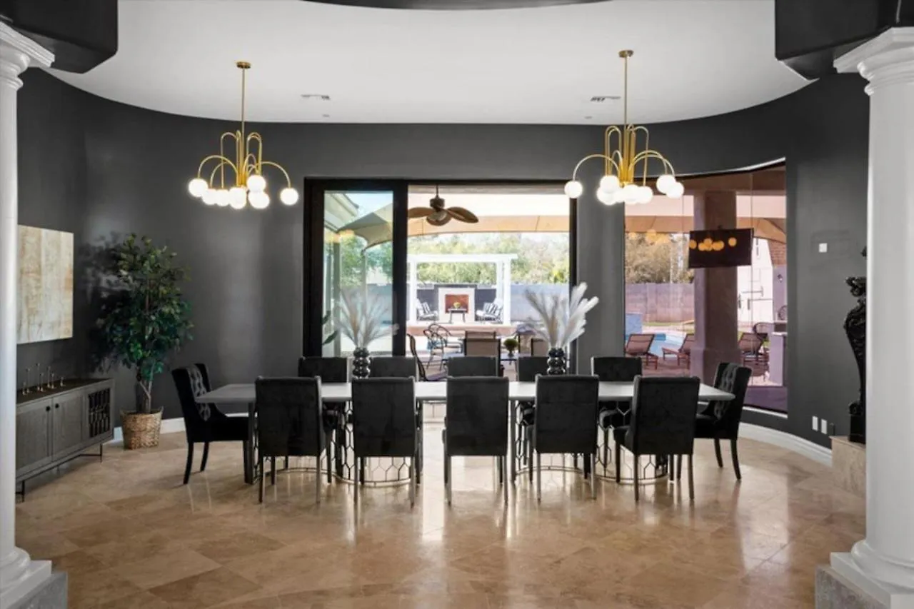Dom wakacyjny Luxury Mansion, Heated Pool And Spa, Pickleball, Batting Cage, 2 Game Rooms, Speakeasy Scottsdale Stany Zjednoczone Ameryki