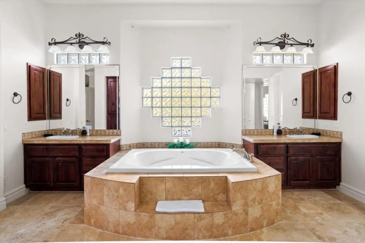 Dom wakacyjny Luxury Mansion, Heated Pool And Spa, Pickleball, Batting Cage, 2 Game Rooms, Speakeasy Scottsdale