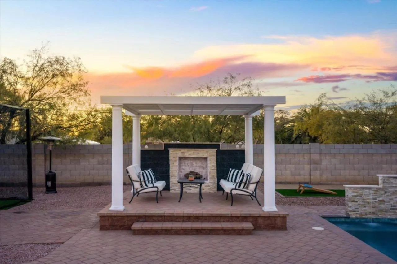 Dom wakacyjny Luxury Mansion, Heated Pool And Spa, Pickleball, Batting Cage, 2 Game Rooms, Speakeasy Scottsdale