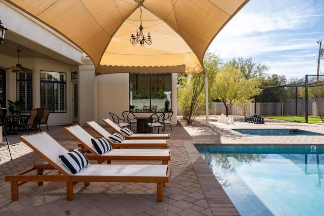 Tatil Evi Luxury Mansion, Heated Pool And Spa, Pickleball, Batting Cage, 2 Game Rooms, Speakeasy Scottsdale ABD